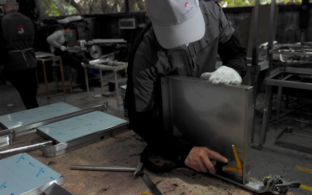 Shangyuan Display craftsman precision-welding stainless steel frame for custom luxury oval island jewelry showcase